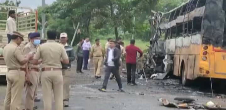 लग्जरी बस में आग लगने से कम से कम 11 लोगों की मौत