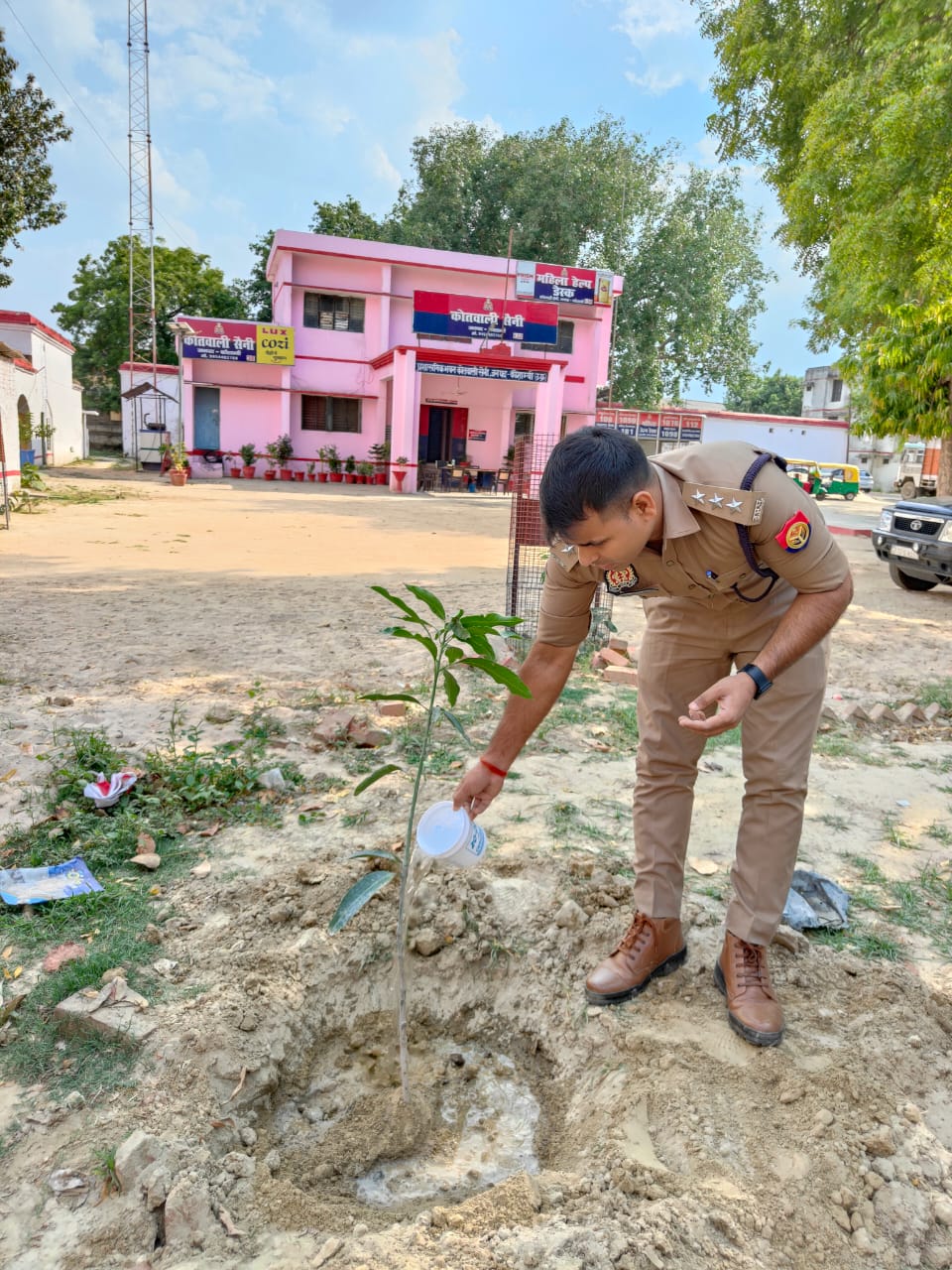 विश्व पर्यावरण दिवस पर सीओ सिराथू व उपजिलाधिकारी ने थाने व चौंकी पर किया वृक्षारोपण 