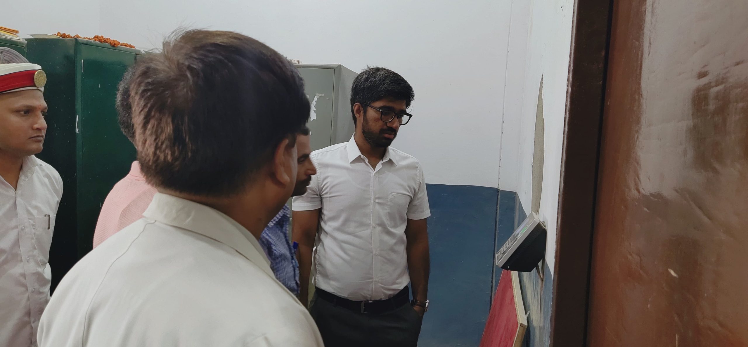 मुख्य विकास अधिकारी ने जिला चिकित्सालय का किया औचक निरीक्षण ,निरीक्षण के दौरान कई डॉक्टर मिले अनुपस्थित