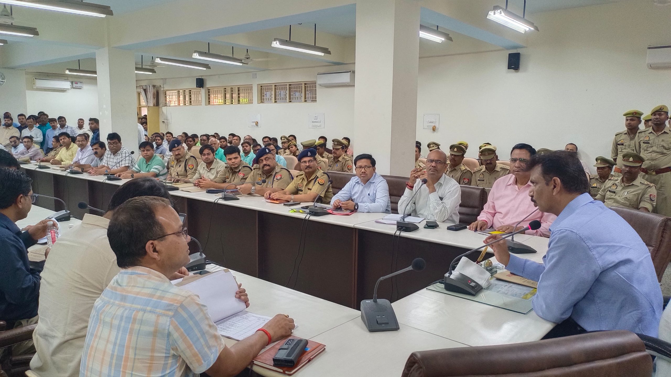 आईजीआरएस पर प्राप्त शिकायतों का गुणवत्तापूर्ण ढंग से निस्तारण एवं संतोषजनक फीडबैक को लेकर जिलाधिकारी की अध्यक्षता में बैठक संपन्न।