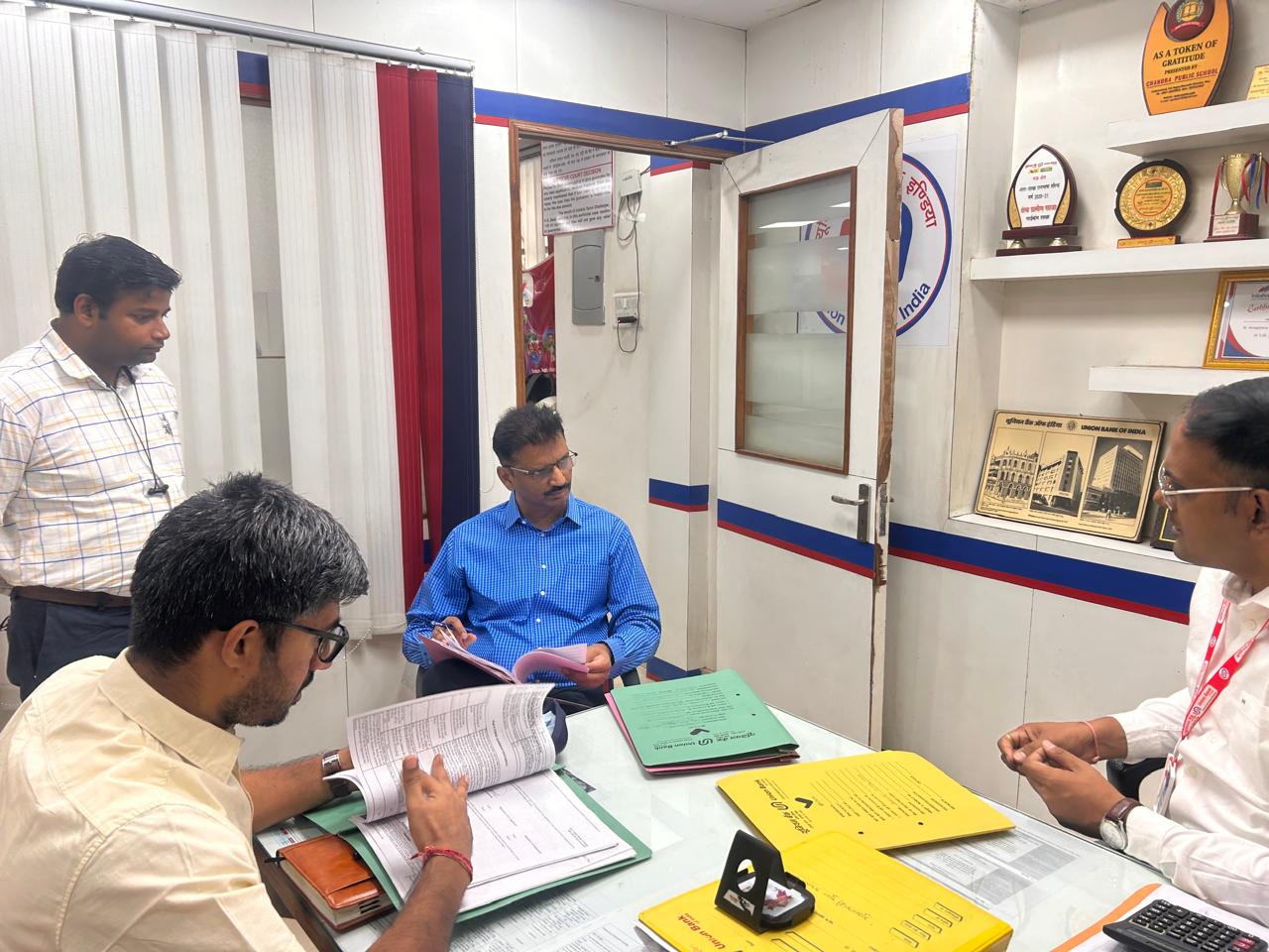 जिलाधिकारी ने मुख्यमंत्री युवा उद्यमी विकास अभियान की जानी हकीकत,नरई बांध स्थिति बैंक शाखा में पत्रावलियों का किया निरीक्षण।