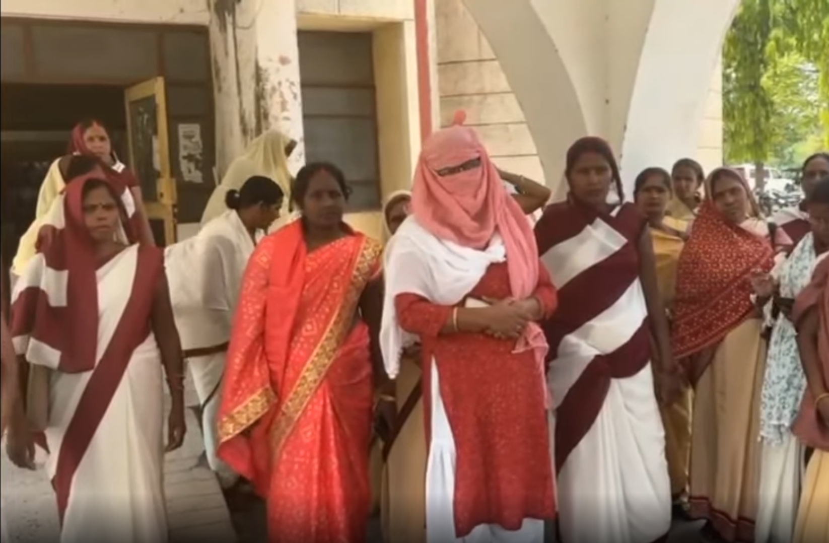 दर्जनों आशा कार्य कार्यकर्तीयो ने सामुदायिक स्वास्थ्य केंद्र मोहम्मदाबाद गोहना अधीक्षक के विरुद्ध दिया ज्ञापन