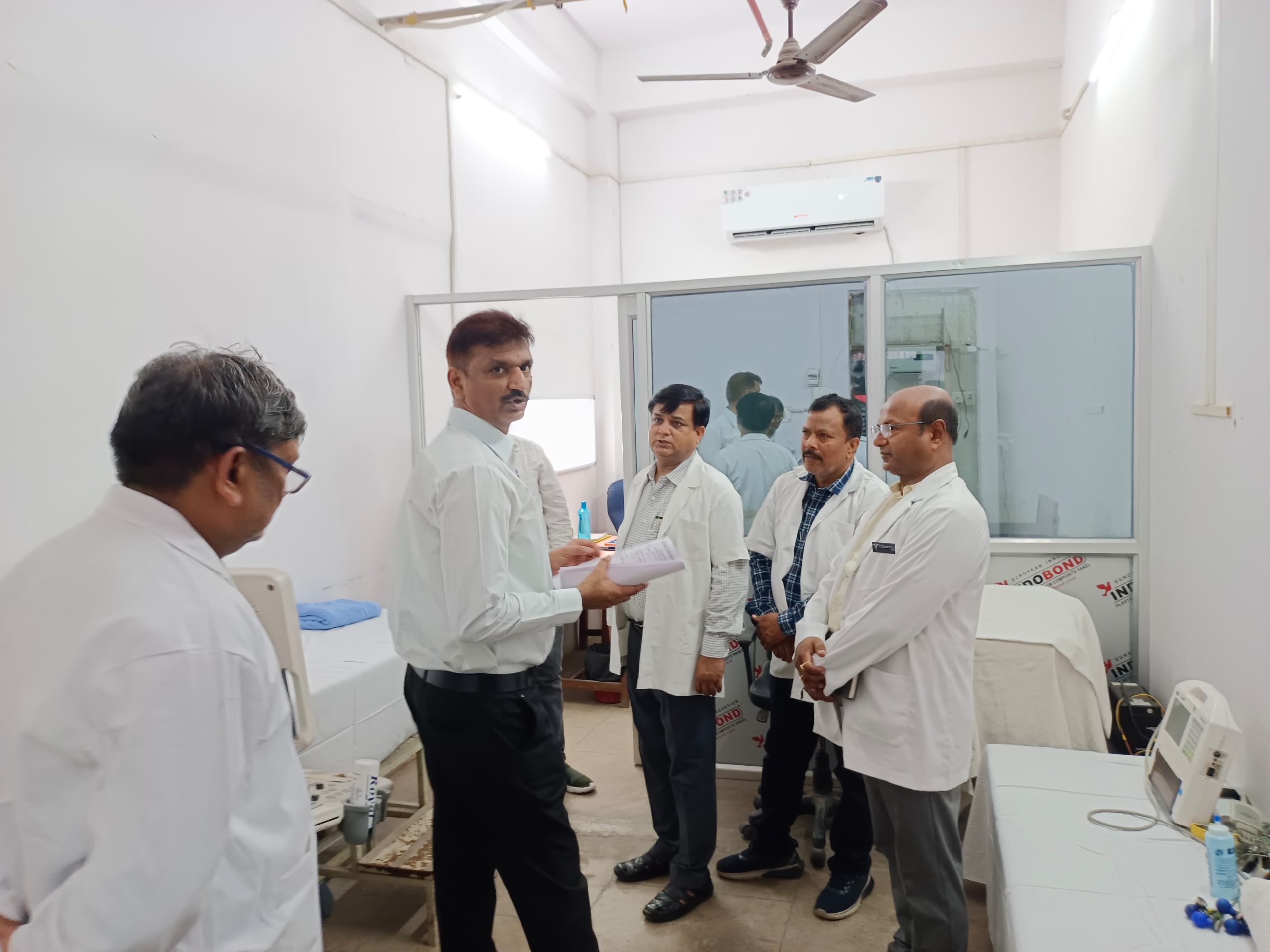 जिलाधिकारी ने जिला चिकित्सालय का किया आकस्मिक निरीक्षण