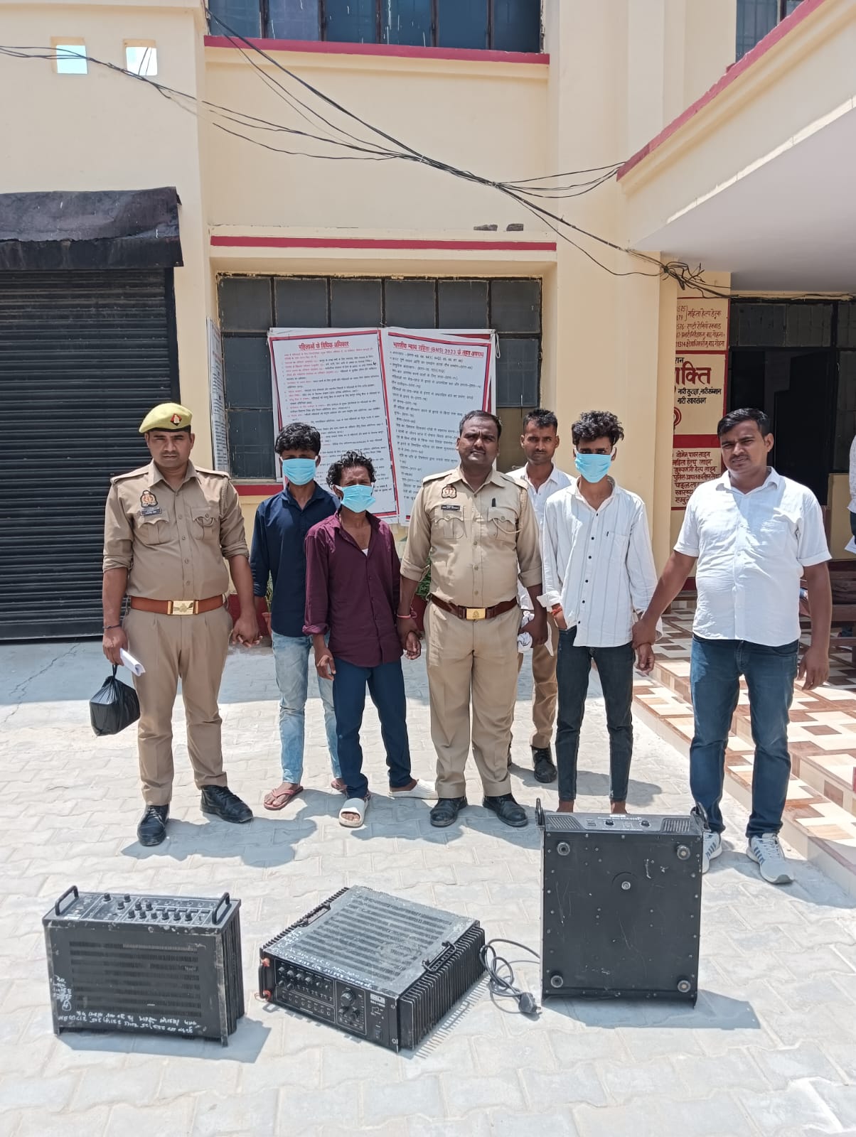 चोरी की गई डीजे मशीन के साथ तीन गिरफ्तार