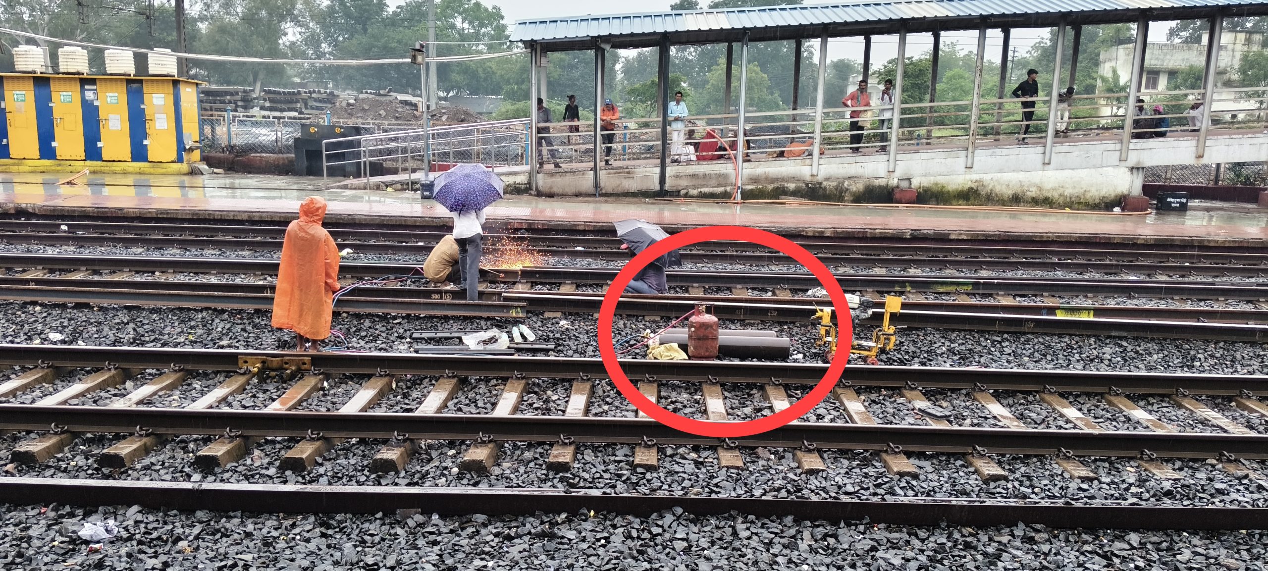 पश्चिम मध्य रेलवे की लापरवाही से हो सकता हैं बहुत बड़ा हादसा