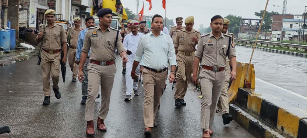 मिश्रित आबादी वाले क्षेत्रों,प्रमुख मार्गों, चौराहों व बाजारों आदि में भ्रमण कर संदिग्ध व्यक्ति, वस्तु व वाहनों की, की जा रही सघन चेकिंग