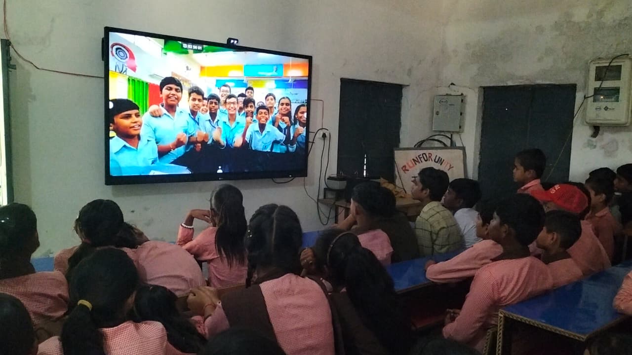 सौंरई बुजुर्ग में विकसित भारत बिल्डाथान कार्यक्रम की बच्चों को दिखाई गई लाइव स्ट्रीमिंग कौशाम्बी 