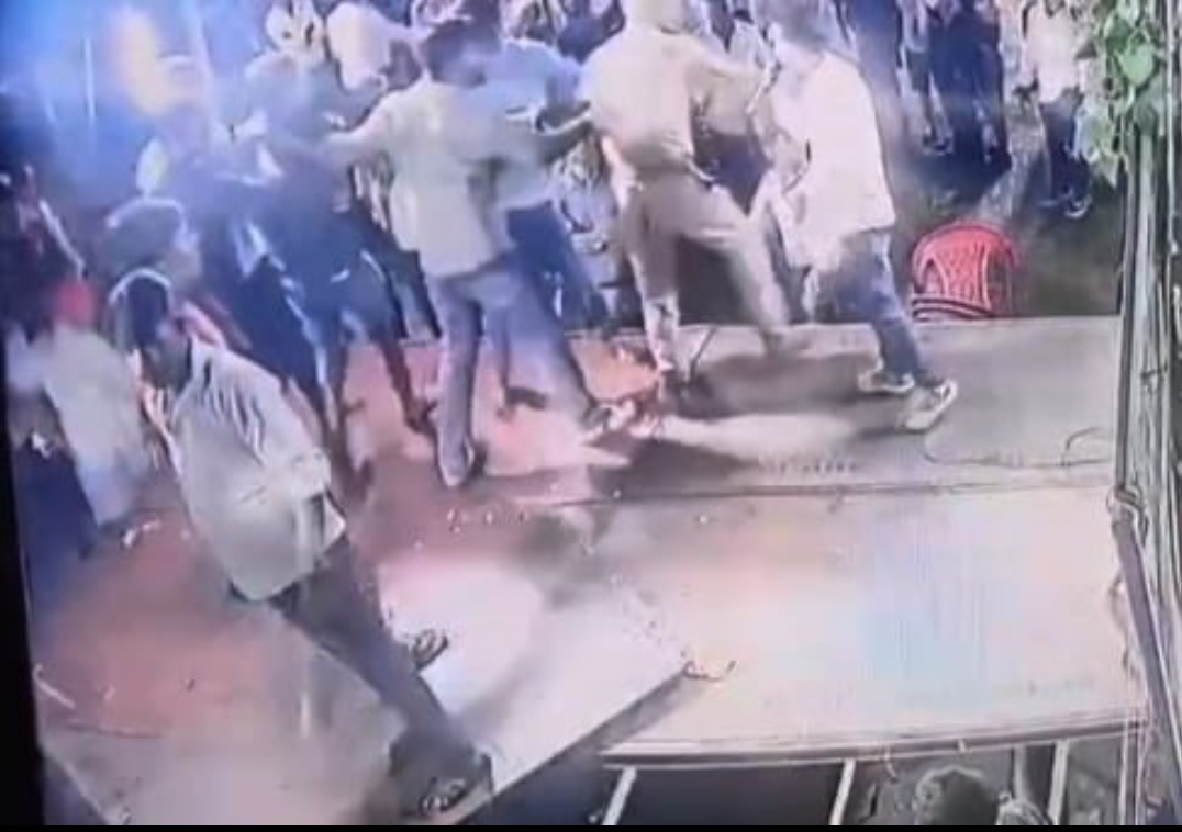 मेले में कुछ दबंग युवक ने लाठी डंडा चाकू लेकर युवक के ऊपर किया  प्राण घातक हमला  गम्भीर घायल
